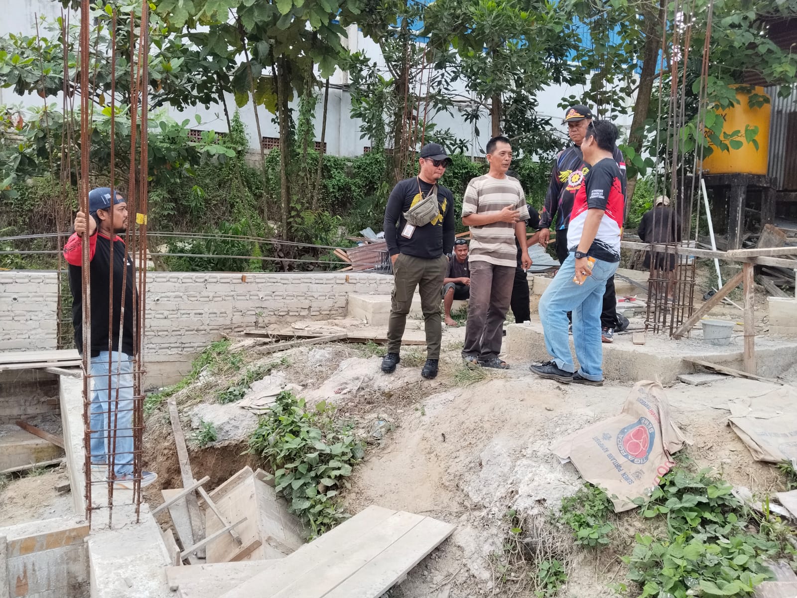 Peninjauan Lapangan Peneguran Bangunan Yang Berdiri Diatas Bantaran Sungai